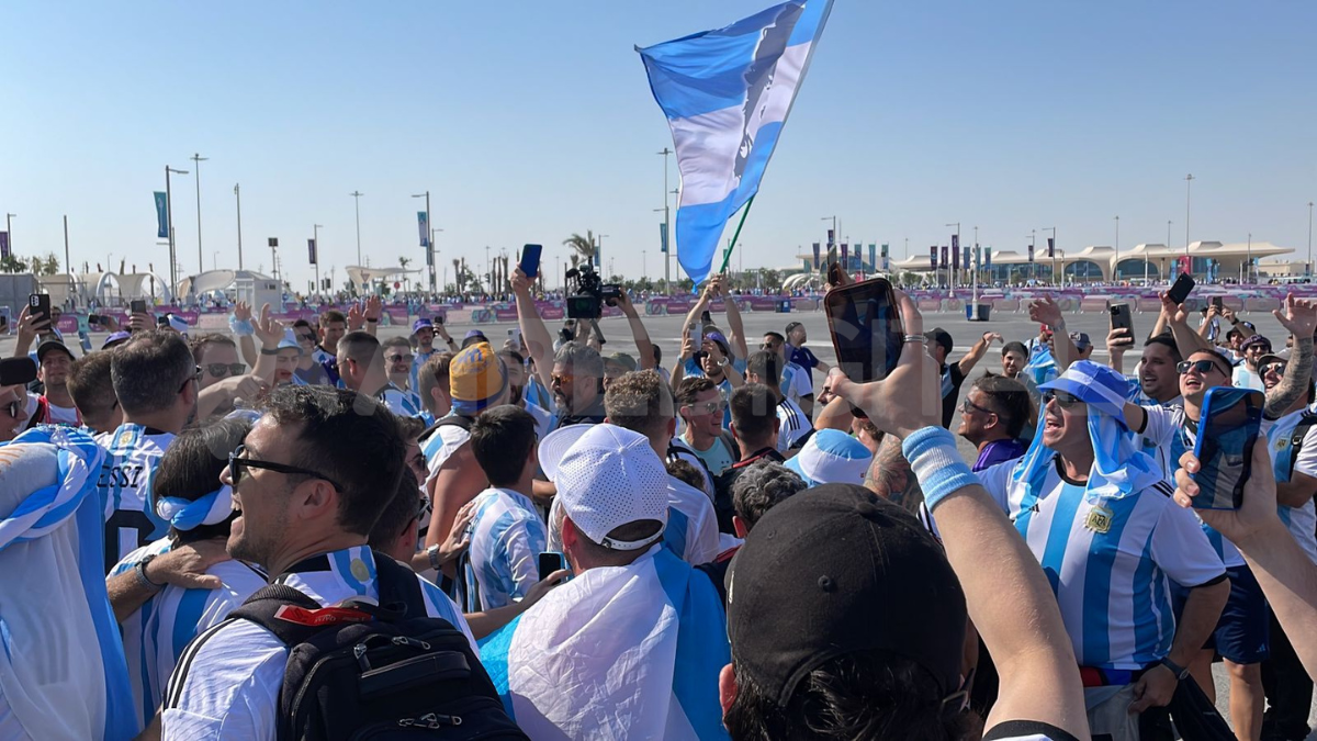 Con cánticos, música, banderas y baile los argentinos esperan el inicio del partido de la Selección con Arabia Saudita.