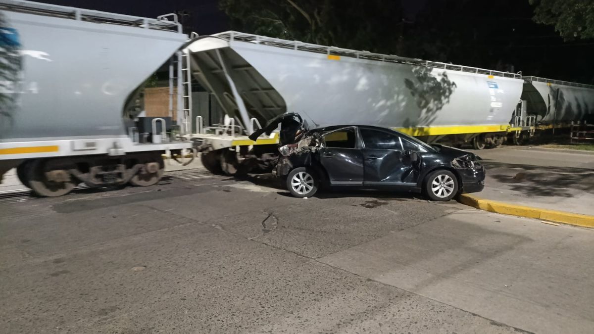 Un tren embistió a un automóvil en la noche de este sábado en la intersección de Avenida Galicia y Pizzorno