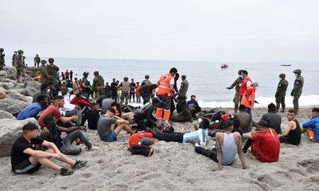 Durante la primera semana de migraciones, se viralizaron imágenes de africanos cruzando por tierra y mar a Ceuta y Melilla. Durante la primera semana de migraciones, se viralizaron imágenes de africanos cruzando por tierra y mar a Ceuta y Melilla.