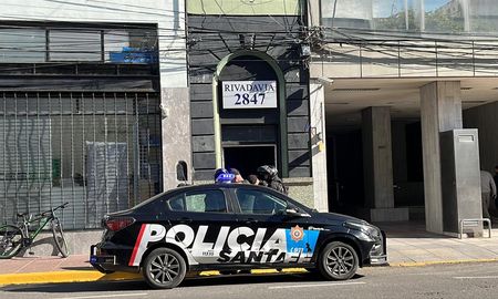 Policías de la Brigada Motorizada en el ingreso a la pensión.&nbsp;