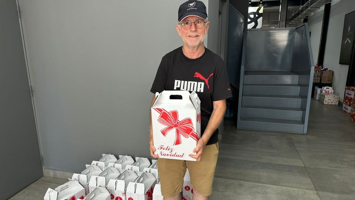 El productor Colo Music donó 20 cajas navideñas para la campaña solidaria de AIRE y el Movimiento Los Sin Techo.