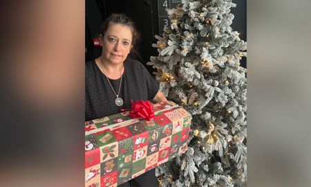 Fabiana Roa, entregó una caja en representación de un grupo de veteranas de tenis criollo. Fabiana Roa, entregó una caja en representación de un grupo de veteranas de tenis criollo.