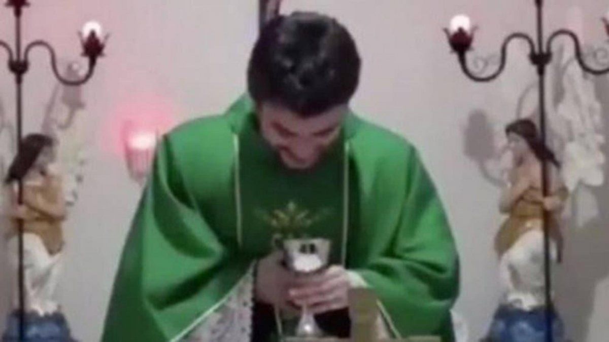 Un cura se tentó en plena misa y no podía parar de reírse.&nbsp;