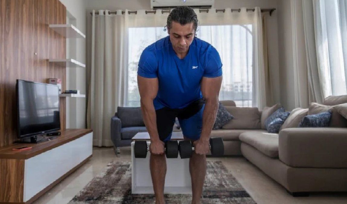 El ejercicio consiste en tomar con ambas manos una carga que se encuentre en el piso