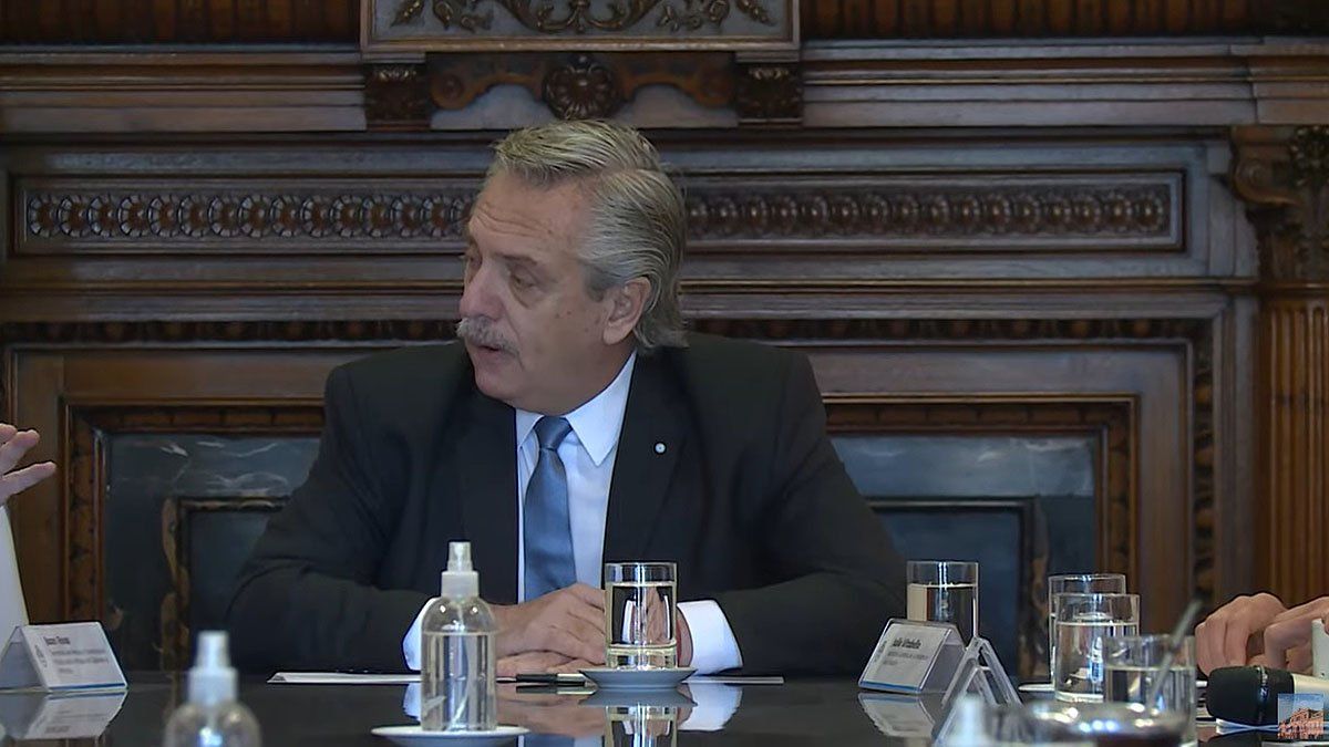 El mandatario aceptó las renuncias de los ministros de Desarrollo Social, Juan Zabaleta, y de Trabajo, Claudio Moroni.