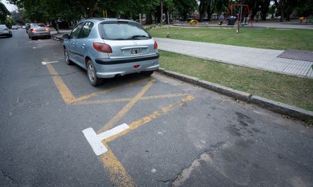 El año pasado, la Municipalidad pintó las dársenas para el estacionamiento medido en barrio Candioti. Todavía no se va a implementar. El año pasado, la Municipalidad pintó las dársenas para el estacionamiento medido en barrio Candioti. Todavía no se va a implementar.