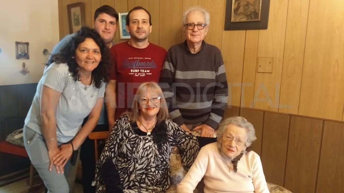 Nilda Cerafina Cosimi de Tosi junto a su familia.