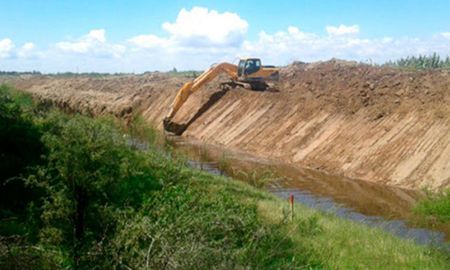 Se licitan las obras para la construcción de la defensa oeste en Rincón y Arroyo Leyes. Se licitan las obras para la construcción de la defensa oeste en Rincón y Arroyo Leyes.