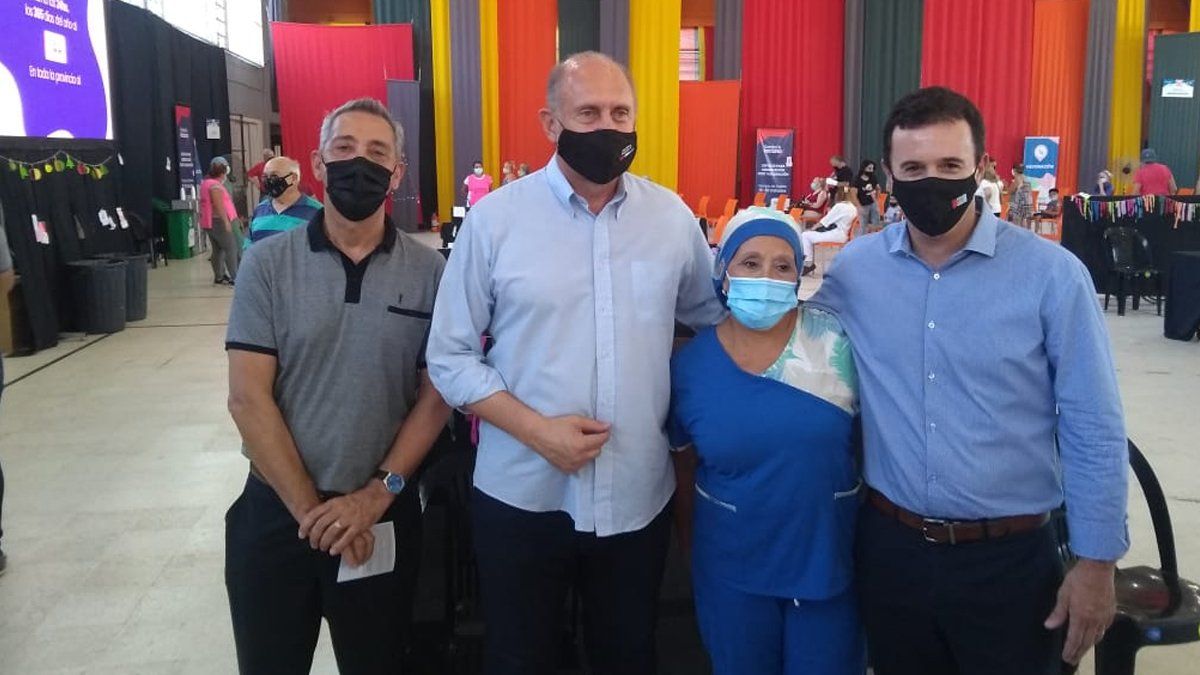Omar Perotti se vacun&oacute; este jueves con la tercera dosis de la vacuna para el covid.