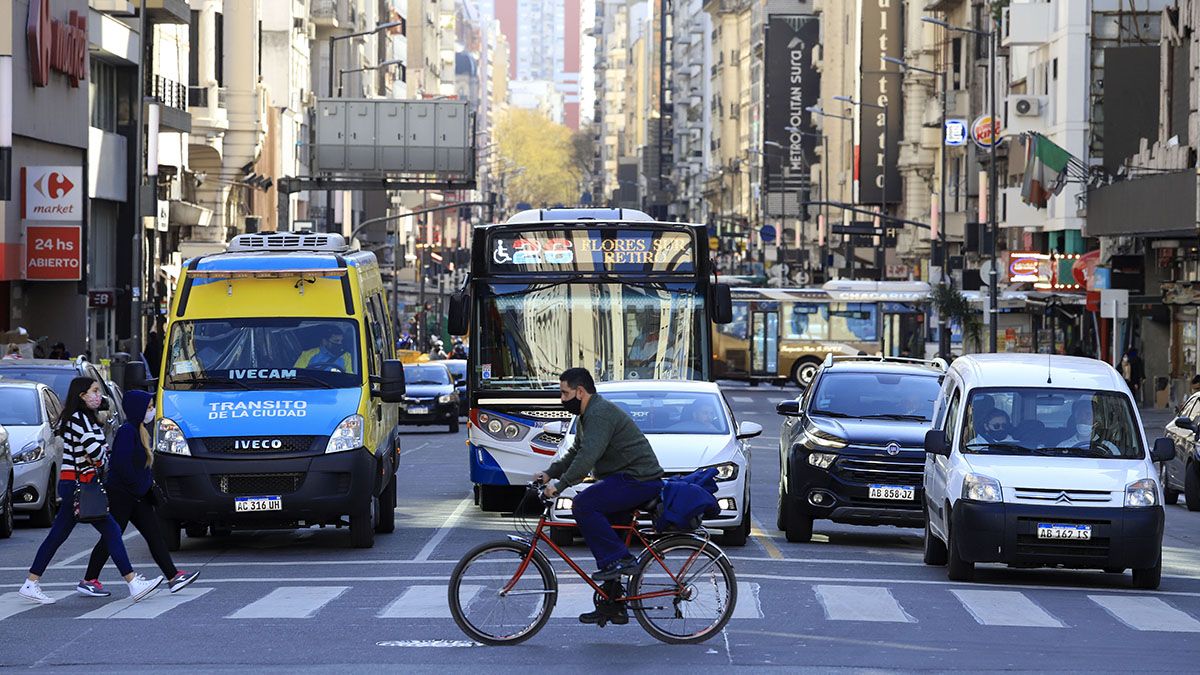 Aparecieron en Argentina algunos casos de variantes de coronavirus en personas que regresaron del exterior y preocupa la llegada de una segunda ola.