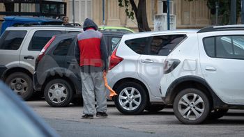 Ley de cuidacoches en Santa Fe: reunión clave para definir si se prohíbe la actividad