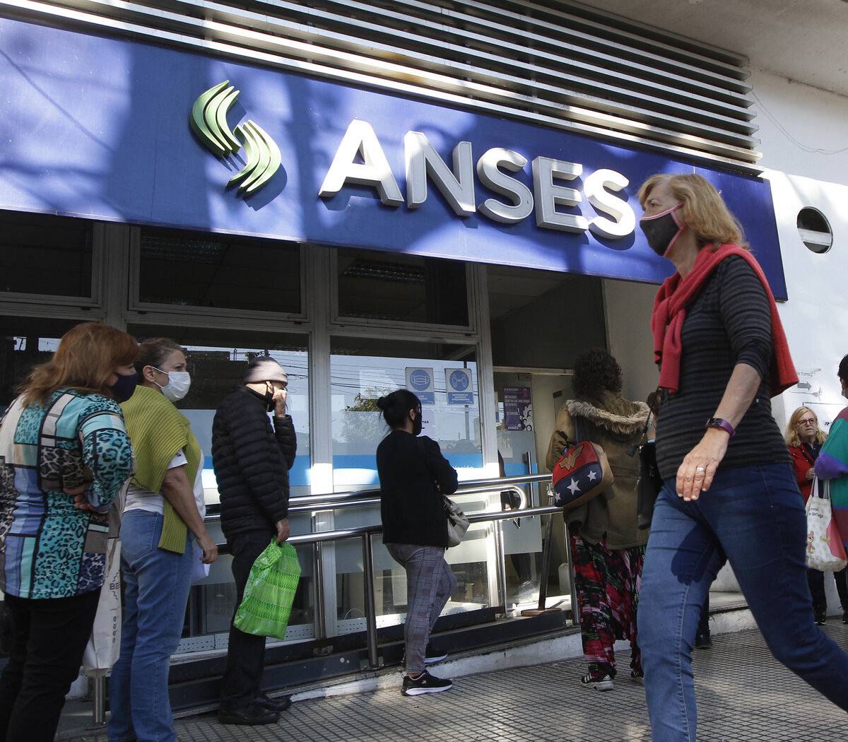 Este viernes 22 de abril cobran el bono los jubilados y pensionados cuyo DNI finaliza en 4.