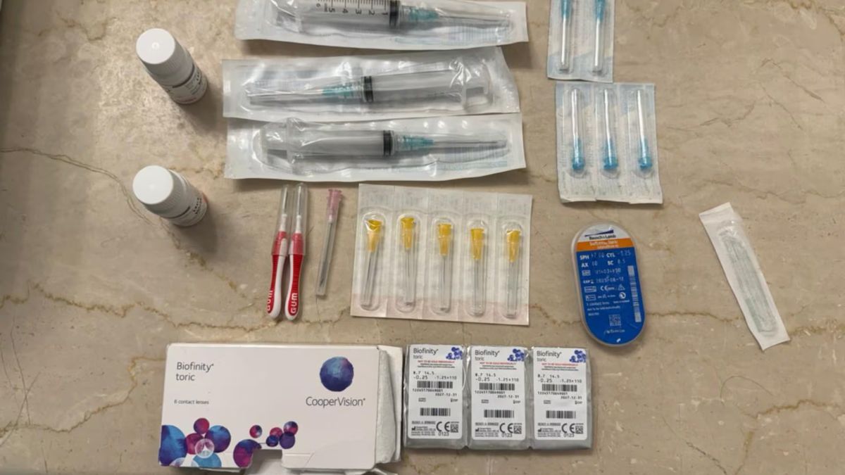 La Policía incautó cajas con tubos de anestesia, jeringas, teléfonos celulares y computadoras. (Foto: TN) La Policía incautó cajas con tubos de anestesia, jeringas, teléfonos celulares y computadoras. (Foto: TN)