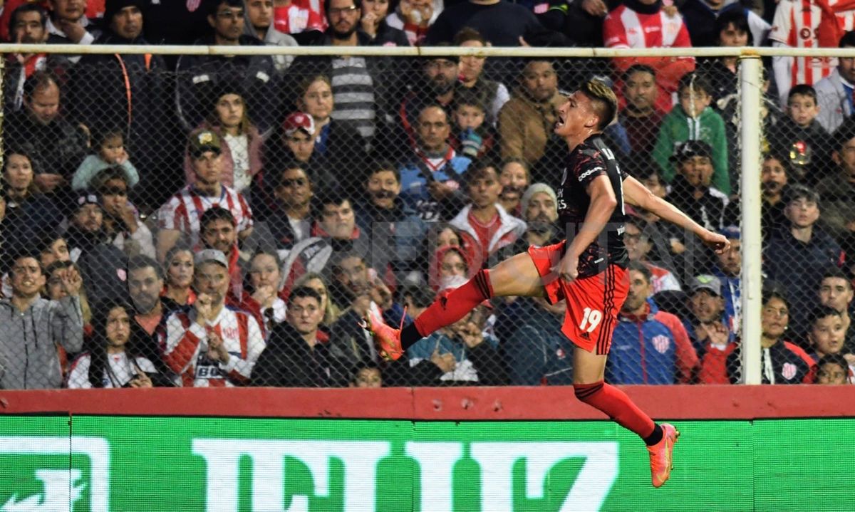 Braian Romero celebra el primer gol de River Plate en el Torneo luego de batir a Santiago Mele.