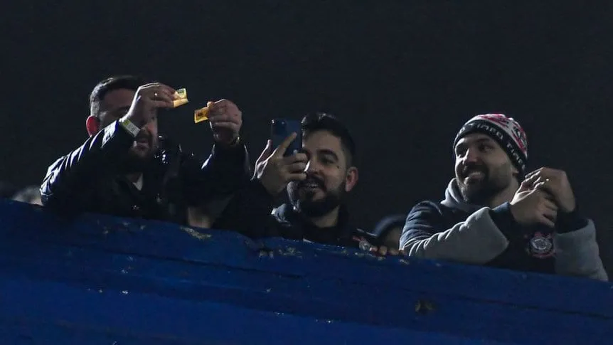 Los hinchas que rompan los billetes en los estadios serán sancionados. Los hinchas que rompan los billetes en los estadios serán sancionados.