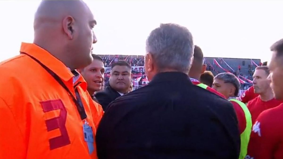 Frank Kudelka se sum&oacute; a la protesta protagonizando un&nbsp;feo cruce&nbsp;con el &aacute;rbitro.