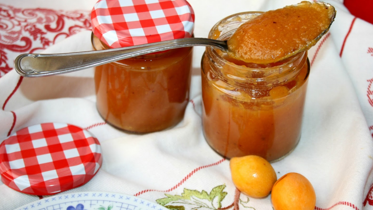 Los nísperos son una fruta dulce y jugosa que es perfecta para hacer dulce. 