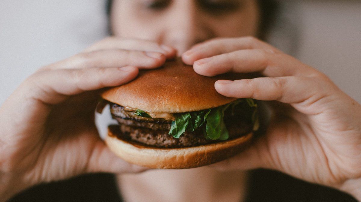 Excesos de mala alimentación, generan mucho malestar al finalizar la jornada.