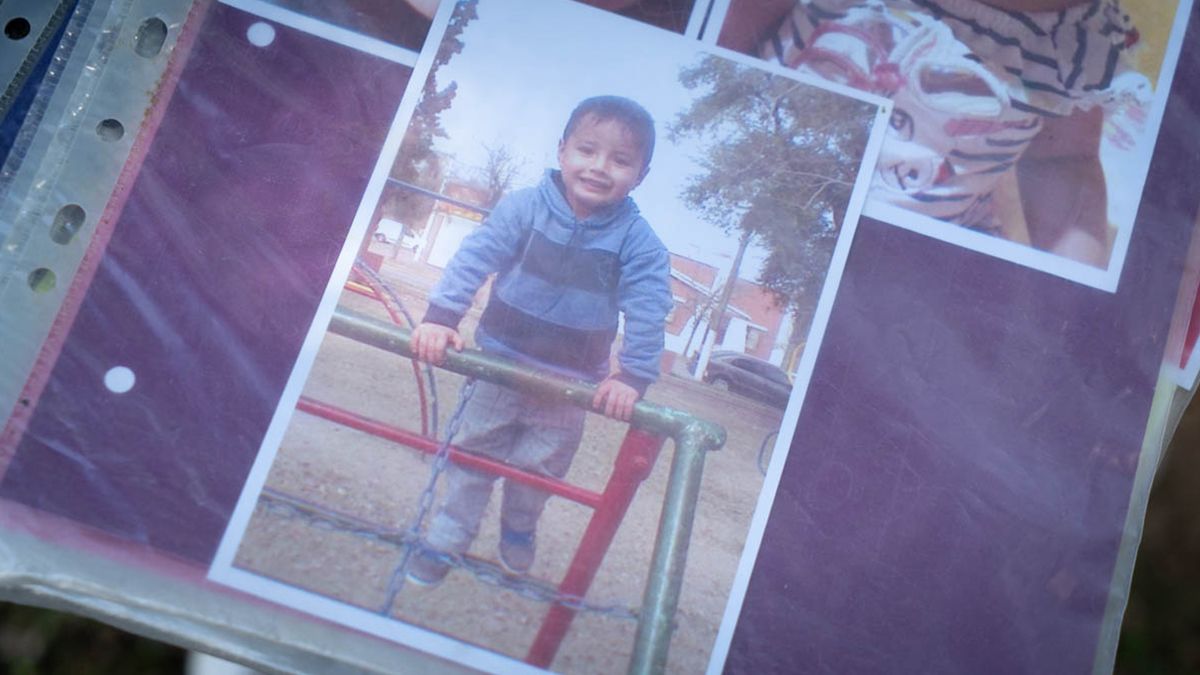 Una de las fotos que Daniela Sosa, la mamá de Maxi, guarda en un álbum de fotos. 