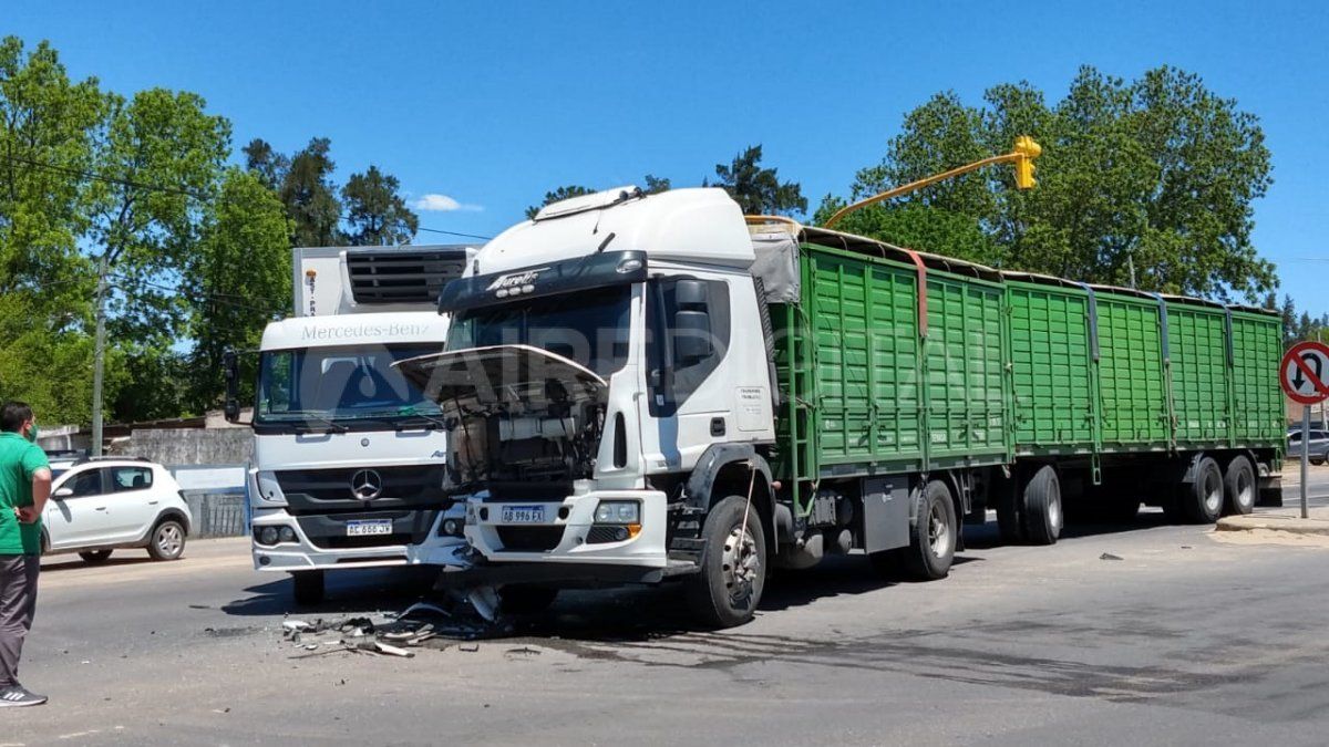 Pese al choque los conductor no sufrieron lesiones graves.
