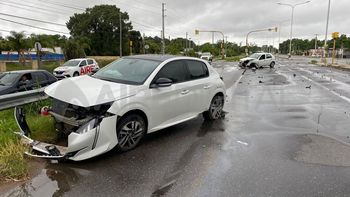 Impactante choque en Ruta 1: dos autos destrozados y un nene de tres años entre los heridos