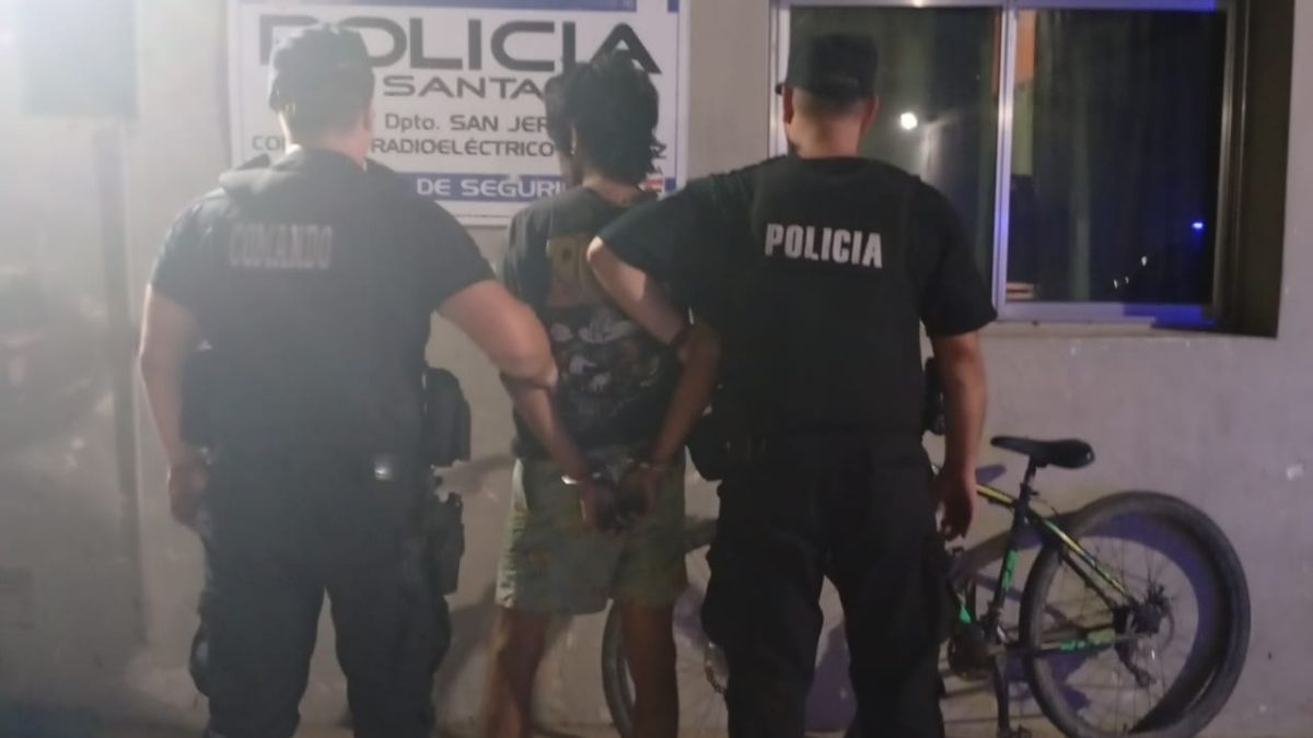 Un joven de 22 años fue arrestado tres veces entre martes y miércoles por hurtos y resistencia. El fiscal ordenó su detención tras la seguidilla delictiva.