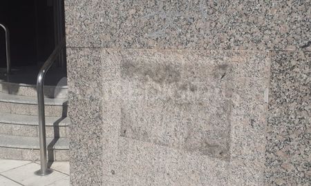 Los ladrones sacaron los tornillos y luego se llevaron el elemento de bronce.&nbsp;