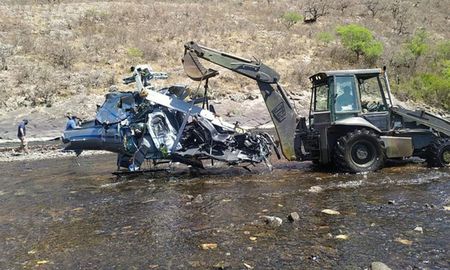 Los restos del helicóptero fueron trasladados este domingo hacia el taller aeronáutico de los hangares de Aviación Civil del Gobierno de Salta. Los restos del helicóptero fueron trasladados este domingo hacia el taller aeronáutico de los hangares de Aviación Civil del Gobierno de Salta.