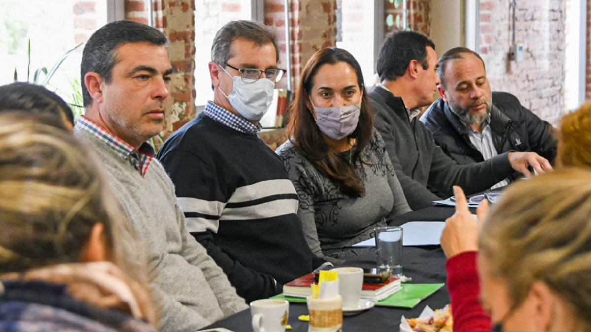 La ministra de Ambiente, Erika Gonnet, junto a su par de Desarrollo Social, Danilo Capitani.