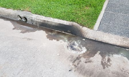 Restos. Así quedó un cordón de la calle tras el incendio. Restos. Así quedó un cordón de la calle tras el incendio.