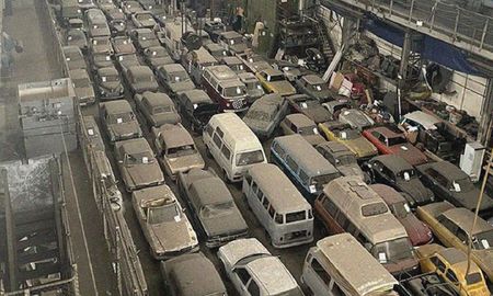 Encuentran una valiosa colección de casi 200 autos clásicos abandonados y los subastan desde 140 dólares.