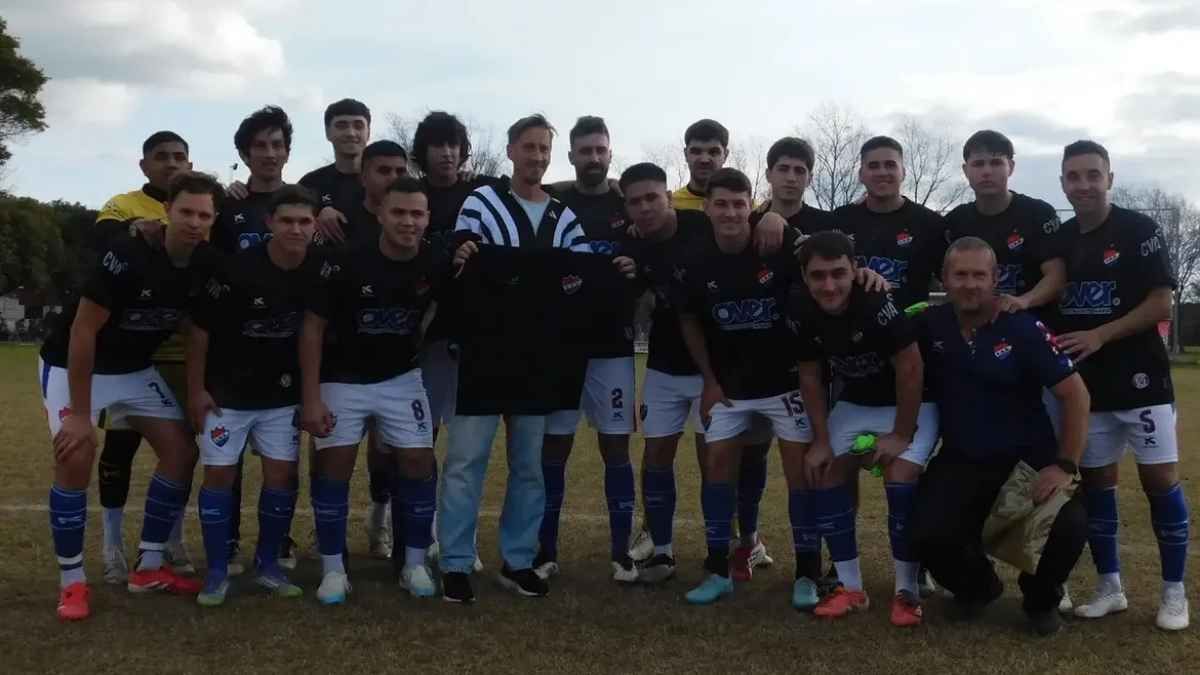 Bochófilo Bochazo de San Vicente le realizó un reconocimiento a Matías Manna, integrante del cuerpo técnico de la Selección Argentina. Foto: prensa Bochófilo Bochazo.