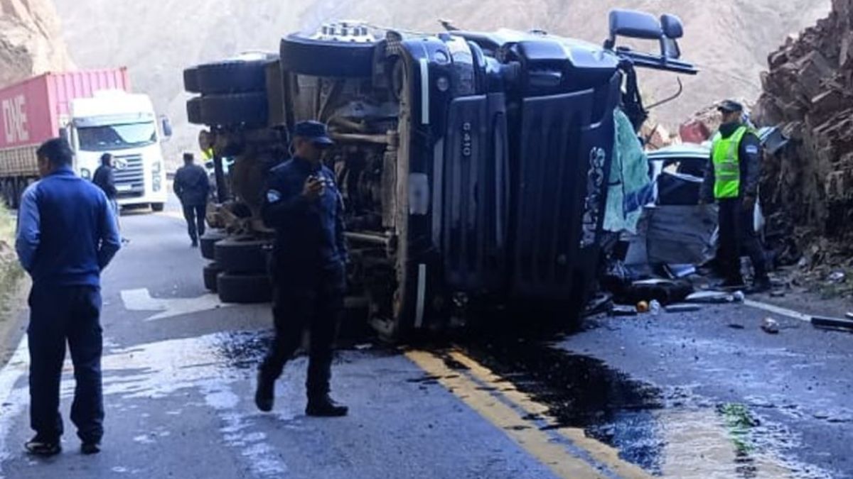 El camión circulaba a alta velocidad cuando el acoplado volcó y aplastó al auto familiar. El camión circulaba a alta velocidad cuando el acoplado volcó y aplastó al auto familiar.