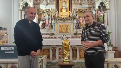 Una réplica de la Copa del Mundo pasó por Santa Fe y estuvo ante la Virgen de Guadalupe