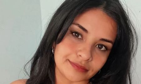 El agresor permaneció atrincherado durante horas junto al cuerpo de la víctima antes de entregarse a las fuerzas especiales. El agresor permaneció atrincherado durante horas junto al cuerpo de la víctima antes de entregarse a las fuerzas especiales.