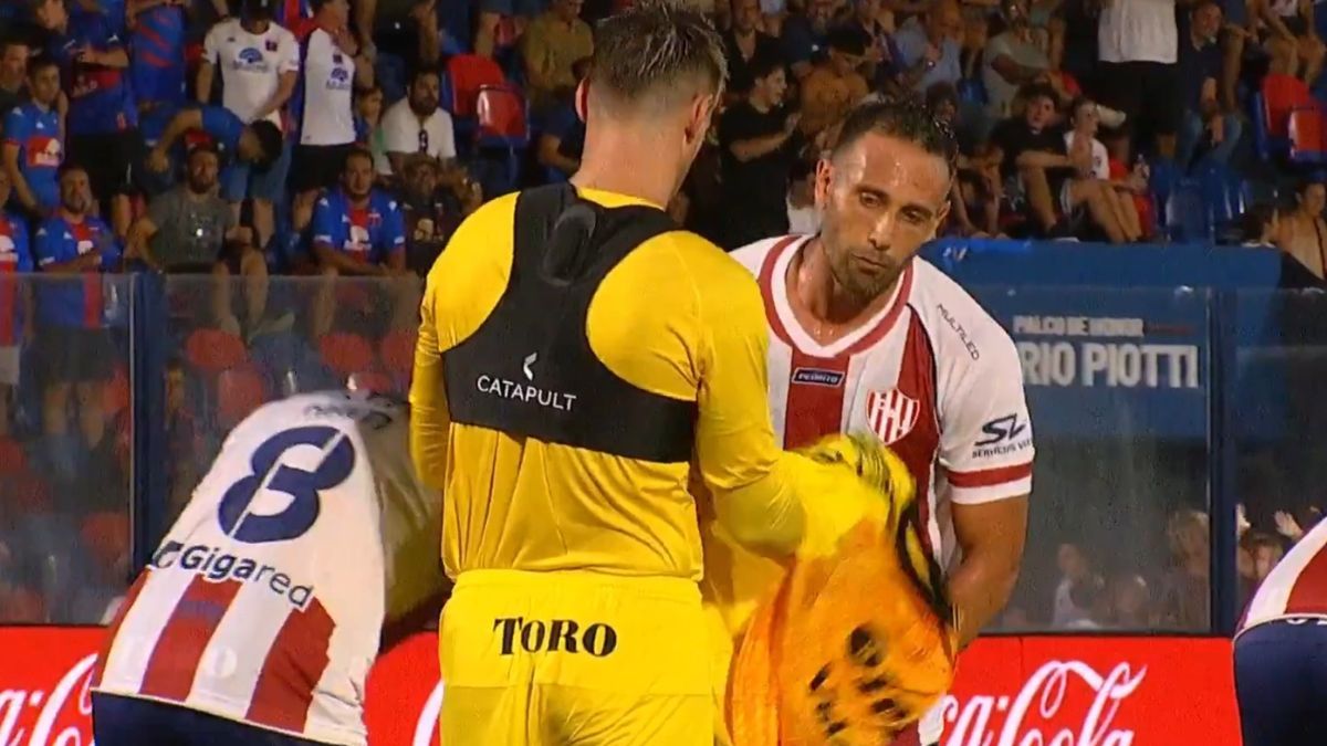 Cardozo vio la roja en Unión y Claudio Corvalán tuvo que ponerse los guantes de arquero.