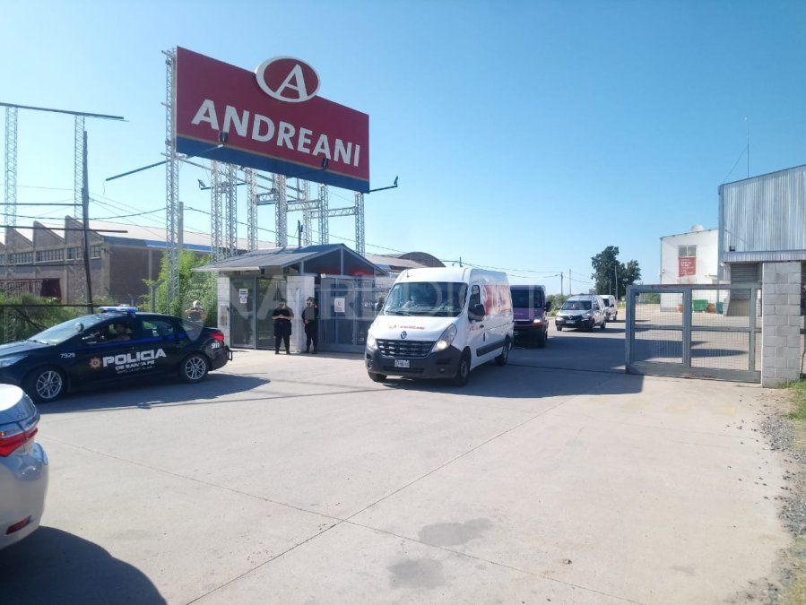 Las camionetas con vacunas Sputnik V con destino al Cullen salían a las 9 de la mañana de la central operativa de Andreani ubicada en la Autovía Ruta 19.