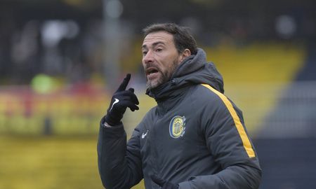 Los dirigentes de Rosario Central aguardan a que el Kily González defina su cuerpo técnico para presentarlo como entrenador. Los dirigentes de Rosario Central aguardan a que el Kily González defina su cuerpo técnico para presentarlo como entrenador.