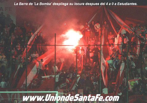 Imágenes de la hinchada tatengue, en la última victoria a Estudiantes en el historial. 30 de noviembre del año 2002.