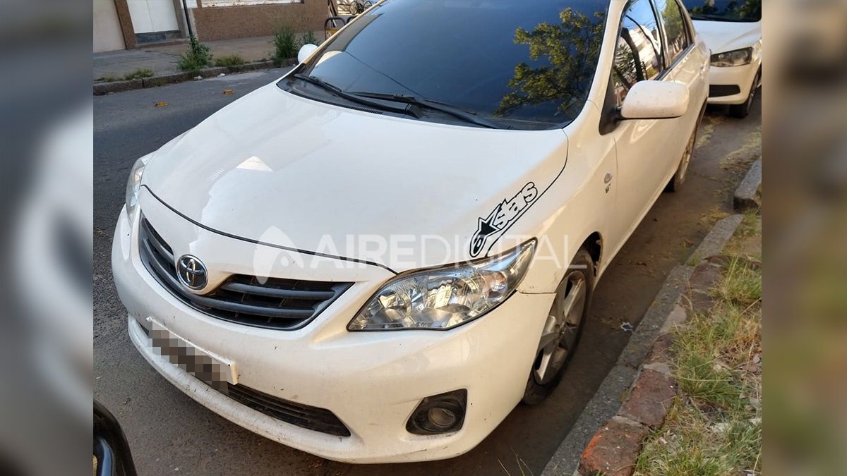 El auto de Ruffino  que trasladó a los jóvenes que entraron a la galería Rivadavia. 