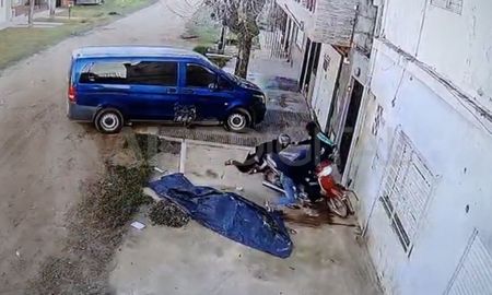 Captura del video: momento en que le robaron la moto a la mujer. Captura del video: momento en que le robaron la moto a la mujer.