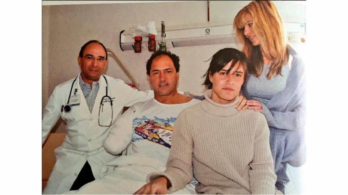 Daniel Scioli perdió su brazo derecho en hace más de 30 años en un accidente de lancha. 
