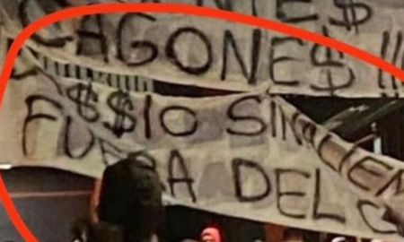 Dirigente de Newells renunció tras una bandera en su contra que apareció en el estadio Dirigente de Newells renunció tras una bandera en su contra que apareció en el estadio