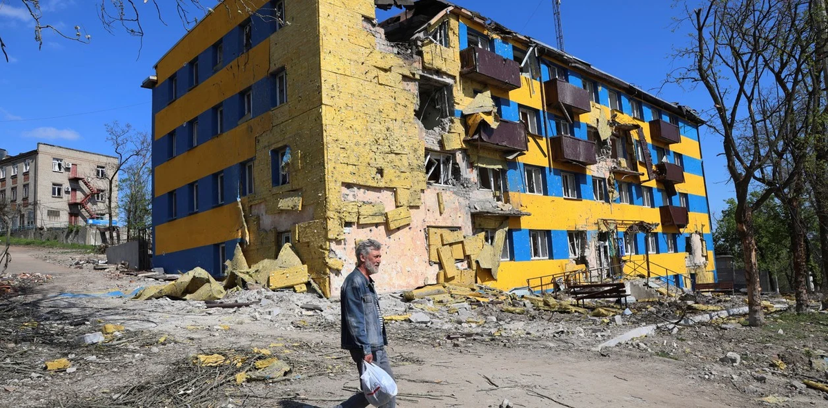 Un hombre camina junto a un edificio destruido en Mariupol. Foto: AP/Alexei Alexandrov.