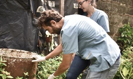 En el operativo de descacharrado en barrio San Lorenzo están trabajando cerca de 40 personas que salen en duplas, tanto por la mañana como por la tarde. En el operativo de descacharrado en barrio San Lorenzo están trabajando cerca de 40 personas que salen en duplas, tanto por la mañana como por la tarde.