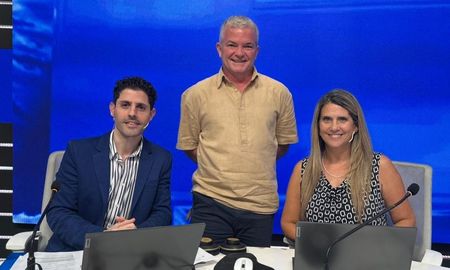 Facundo González y Luciana Trinchieri, conductores de Milla Extra, junto a Juan Manuel Fernández, de Aire Agro. Facundo González y Luciana Trinchieri, conductores de Milla Extra, junto a Juan Manuel Fernández, de Aire Agro.