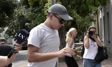 El joven se presentó en el Tribunal. El joven se presentó en el Tribunal.
