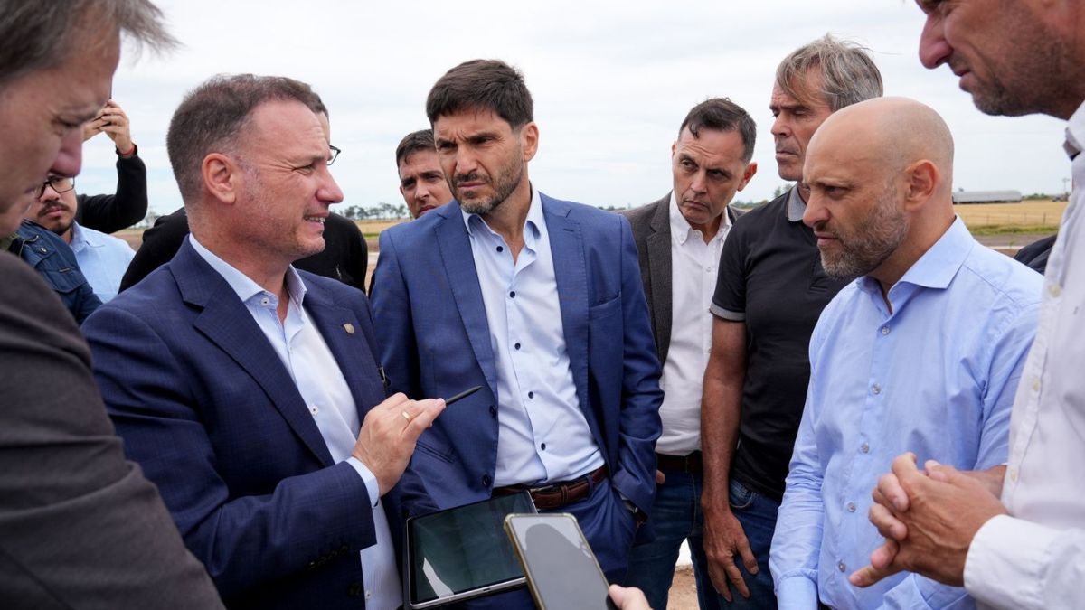 Pullaro junto al ministro de Obras Públicas de Santa Fe, Lisandro Enrico, supervisó la obra de pavimentación del Desvío Giardino. Pullaro junto al ministro de Obras Públicas de Santa Fe, Lisandro Enrico, supervisó la obra de pavimentación del Desvío Giardino.
