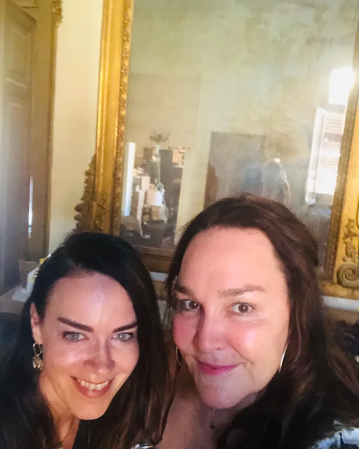 Kate Langbroek se mudó junto a su marido Peter Lewis, y sus cuatro hijos