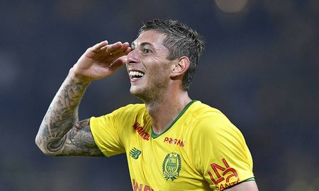 Este viernes se cumplen tres años de la muerte de Emiliano Sala. El 21 de enero de 2019, el delantero argentino y el piloto con el que viajaba a Cardiff cayeron en el Canal de la Mancha y su búsqueda mantuvo en vilo al mundo. Este viernes se cumplen tres años de la muerte de Emiliano Sala. El 21 de enero de 2019, el delantero argentino y el piloto con el que viajaba a Cardiff cayeron en el Canal de la Mancha y su búsqueda mantuvo en vilo al mundo.